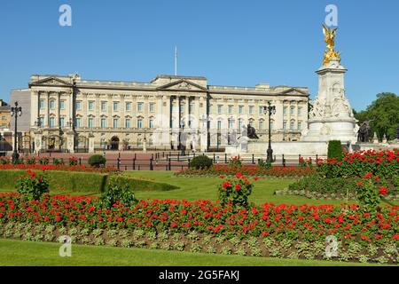Buckingham Palace, Victoria Memorial and the Memorial Gardens, The Mall, Westminster, London, Großbritannien Stockfoto