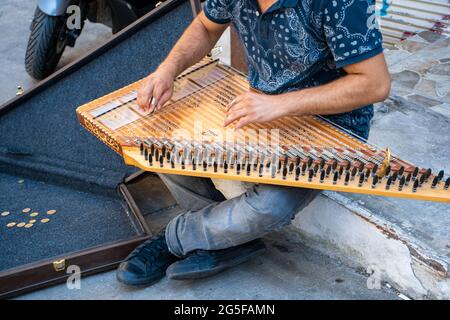 Ein junger Künstler spielt Musik auf Qanun auf den Straßen Istanbuls, um Geld zu bekommen. Stockfoto