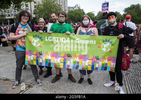 London, Großbritannien. Juni 2021. Unterstützer der LGBTIQA+ Grünen solidarisieren sich mit Tausenden von Menschen, die sich zu einem Londoner Trans+ Pride-marsch vom Wellington Arch zum Soho Square versammeln. London Trans+ Pride ist eine Protestveranstaltung an der Basis, die nicht mit Pride in London verbunden ist und sich auf die Schaffung eines Raums konzentriert, in dem die Londoner Trans-, nicht-binäre, intersexuelle und GNC-Gemeinschaft zusammenkommen kann, um ihre Identitäten zu feiern und für ihre Rechte zu kämpfen. Kredit: Mark Kerrison/Alamy Live Nachrichten Stockfoto