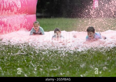 Northampton, Großbritannien, 27. Juni 2021. Bubble Rush 2021 5K, großer Spaß in Abington Park an einem langweiligen Morgen. Mit mehr als 500 Teilnehmern Spaß haben und Geld für Marie Curie und andere Wohltätigkeitsorganisationen sammeln. Kredit: Keith J Smith./Alamy Gutschrift: Keith J Smith./Alamy Stockfoto