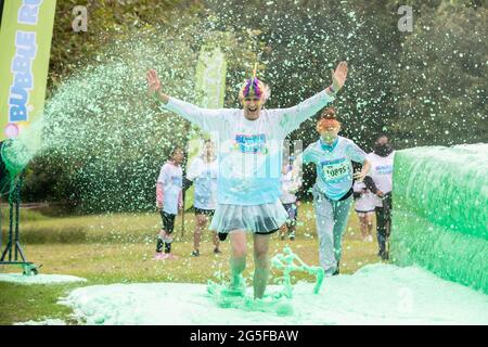 Northampton, Großbritannien, 27. Juni 2021. Bubble Rush 2021 5K, großer Spaß in Abington Park an einem langweiligen Morgen. Mit mehr als 500 Teilnehmern Spaß haben und Geld für Marie Curie und andere Wohltätigkeitsorganisationen sammeln. Kredit: Keith J Smith./Alamy Gutschrift: Keith J Smith./Alamy Stockfoto