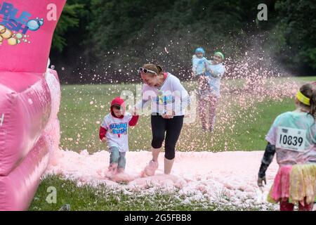 Northampton, Großbritannien, 27. Juni 2021. Bubble Rush 2021 5K, großer Spaß in Abington Park an einem langweiligen Morgen. Mit mehr als 500 Teilnehmern Spaß haben und Geld für Marie Curie und andere Wohltätigkeitsorganisationen sammeln. Kredit: Keith J Smith./Alamy Gutschrift: Keith J Smith./Alamy Stockfoto