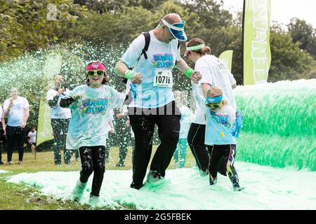 Northampton, Großbritannien, 27. Juni 2021. Bubble Rush 2021 5K, großer Spaß in Abington Park an einem langweiligen Morgen. Mit mehr als 500 Teilnehmern Spaß haben und Geld für Marie Curie und andere Wohltätigkeitsorganisationen sammeln. Kredit: Keith J Smith./Alamy Gutschrift: Keith J Smith./Alamy Stockfoto