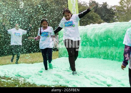 Northampton, Großbritannien, 27. Juni 2021. Bubble Rush 2021 5K, großer Spaß in Abington Park an einem langweiligen Morgen. Mit mehr als 500 Teilnehmern Spaß haben und Geld für Marie Curie und andere Wohltätigkeitsorganisationen sammeln. Kredit: Keith J Smith./Alamy Gutschrift: Keith J Smith./Alamy Stockfoto