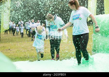 Northampton, Großbritannien, 27. Juni 2021. Bubble Rush 2021 5K, großer Spaß in Abington Park an einem langweiligen Morgen. Mit mehr als 500 Teilnehmern Spaß haben und Geld für Marie Curie und andere Wohltätigkeitsorganisationen sammeln. Kredit: Keith J Smith./Alamy Gutschrift: Keith J Smith./Alamy Stockfoto