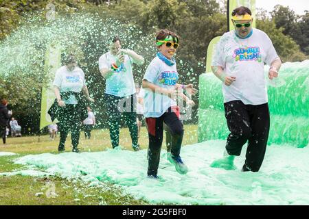 Northampton, Großbritannien, 27. Juni 2021. Bubble Rush 2021 5K, großer Spaß in Abington Park an einem langweiligen Morgen. Mit mehr als 500 Teilnehmern Spaß haben und Geld für Marie Curie und andere Wohltätigkeitsorganisationen sammeln. Kredit: Keith J Smith./Alamy Gutschrift: Keith J Smith./Alamy Stockfoto