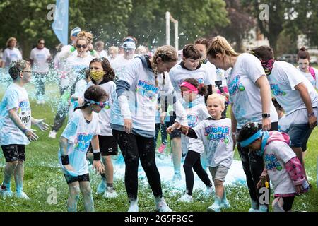 Northampton, Großbritannien, 27. Juni 2021. Bubble Rush 2021 5K, großer Spaß in Abington Park an einem langweiligen Morgen. Mit mehr als 500 Teilnehmern Spaß haben und Geld für Marie Curie und andere Wohltätigkeitsorganisationen sammeln. Kredit: Keith J Smith./Alamy Gutschrift: Keith J Smith./Alamy Stockfoto