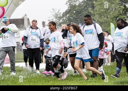 Northampton, Großbritannien, 27. Juni 2021. Bubble Rush 2021 5K, großer Spaß in Abington Park an einem langweiligen Morgen. Mit mehr als 500 Teilnehmern Spaß haben und Geld für Marie Curie und andere Wohltätigkeitsorganisationen sammeln. Kredit: Keith J Smith./Alamy Gutschrift: Keith J Smith./Alamy Stockfoto