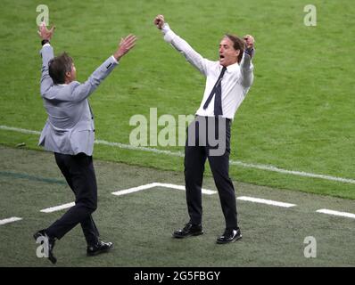 Italien-Manager Roberto Mancini (rechts) feiert nach der UEFA Euro 2020 Runde von 16 Spiel im Wembley Stadium, London. Bilddatum: Samstag, 26. Juni 2021. Stockfoto