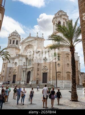 Cádáz, Spanien - 16. Juni 2021: Neue Kathedrale oder Catedral de Santa Cruz auf Cádádáz, Andalusien, Spanien Stockfoto