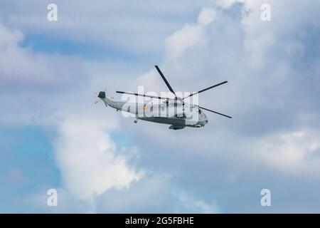 Cádiz, Spanien - 16. Juni 2021: Hubschrauber der spanischen Marine SH-3D der 5. Staffel. Hubschrauber für Überwachungsaufgaben an der Küste von CAD Stockfoto