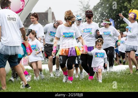 Northampton, Großbritannien, 27. Juni 2021. Bubble Rush 2021 5K, großer Spaß in Abington Park an einem langweiligen Morgen. Mit mehr als 500 Teilnehmern Spaß haben und Geld für Marie Curie und andere Wohltätigkeitsorganisationen sammeln. Kredit: Keith J Smith./Alamy Gutschrift: Keith J Smith./Alamy Stockfoto