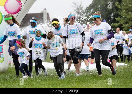 Northampton, Großbritannien, 27. Juni 2021. Bubble Rush 2021 5K, großer Spaß in Abington Park an einem langweiligen Morgen. Mit mehr als 500 Teilnehmern Spaß haben und Geld für Marie Curie und andere Wohltätigkeitsorganisationen sammeln. Kredit: Keith J Smith./Alamy Gutschrift: Keith J Smith./Alamy Stockfoto