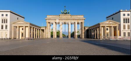 Panorama des berühmten Brandenburger Tors in Berlin am frühen Morgen ohne Menschen Stockfoto