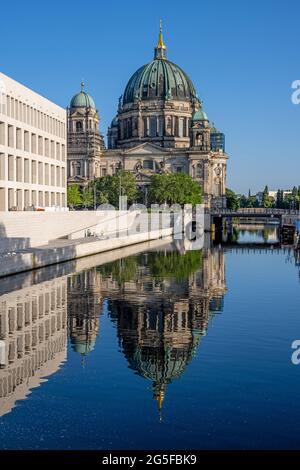 Der Berliner Dom mit dem rekonstruierten Stadtpalais spiegelt sich in der Spree wider Stockfoto