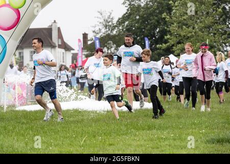 Northampton, Großbritannien, 27. Juni 2021. Bubble Rush 2021 5K, großer Spaß in Abington Park an einem langweiligen Morgen. Mit mehr als 500 Teilnehmern Spaß haben und Geld für Marie Curie und andere Wohltätigkeitsorganisationen sammeln. Kredit: Keith J Smith./Alamy Gutschrift: Keith J Smith./Alamy Stockfoto