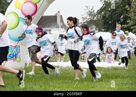 Northampton, Großbritannien, 27. Juni 2021. Bubble Rush 2021 5K, großer Spaß in Abington Park an einem langweiligen Morgen. Mit mehr als 500 Teilnehmern Spaß haben und Geld für Marie Curie und andere Wohltätigkeitsorganisationen sammeln. Kredit: Keith J Smith./Alamy Gutschrift: Keith J Smith./Alamy Stockfoto