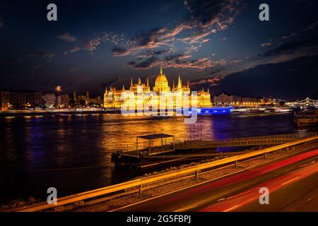 Schönen Blick auf berühmte Sehenswürdigkeiten in Budapest bei Sonnenuntergang Stockfoto