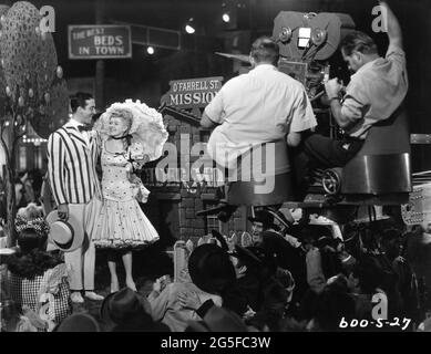 JOHN PAYNE und ALICE FAYE am Set offen mit Technicolor Camera Crew während der Dreharbeiten einer musikalischen Nummer für HELLO FRISCO, HELLO 1943 Regisseur H. BRUCE HUMBERSTONE Kostümdesign Helen Rose Twentieth Century Fox Stockfoto