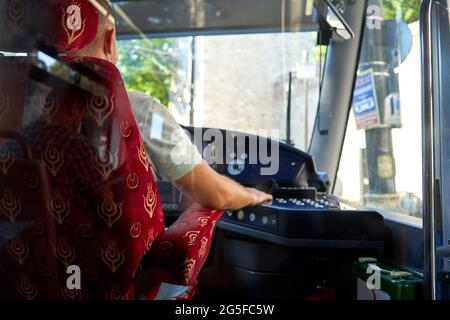 Hütte von modernen Tramm. Trammfahrer fährt auf der Tramm durch die Straßen der Stadt. Stockfoto