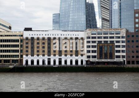 Blick auf die Fassade des London Bridge Hospital & St. Olaf House mit Shard hinter der Themse in der Skyline von South London England KATHY DEWITT Stockfoto