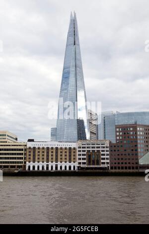 Blick auf die Fassade des London Bridge Hospital & St. Olaf House mit Shard hinter der Themse in der Skyline von South London England KATHY DEWITT Stockfoto