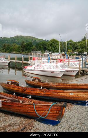 Ruderboote und Motorboote können auf dem See Windermere in Ambleside gemietet werden. Stockfoto