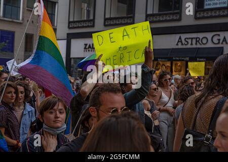 New York, Usa. Juni 2021. Teilnehmer mit einem Schild, auf dem der Tod für Amerika steht, marschieren in New York City Tausende von Menschen marschieren während des 29. Jährlichen New York City Dyke March. Der Dike-Marsch, der sich selbst eher als Marschprotest bezeichnet als als eine Parade, ist laut ihrer Website eine "Demonstration unseres Protestrechts des Ersten Zusatzartikels". Aufgrund der Coronavirus-Pandemie fand der marsch praktisch im Jahr 2020 statt. Der diesjährige märz begann im Bryant Park und endete im Washington Square Park. Kredit: SOPA Images Limited/Alamy Live Nachrichten Stockfoto