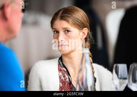 Paris, Frankreich, Frankreich. Juni 2021. JENNIFER TATES während der Longines Global Champions Tour am 27. Juni 2021 in Paris, Frankreich. Quelle: Matthieu Mirville/ZUMA Wire/Alamy Live News Stockfoto