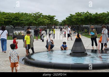 Itoman, Japan. Juni 2021. Lokale Familien besuchen den Peace Memorial Park, um an die Opfer der Schlacht von Okinawa zu erinnern.Okinawa feiert den 76. Jahrestag des Endes einer großen Bodenschlacht im Weltkrieg 2, bei der über 200,000 Menschen getötet wurden, darunter eine große Anzahl lokaler Zivilisten. (Foto: Jinhee Lee/SOPA Images/Sipa USA) Quelle: SIPA USA/Alamy Live News Stockfoto