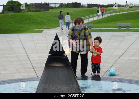 Itoman, Japan. Juni 2021. Lokale Familien besuchen den Peace Memorial Park, um an die Opfer der Schlacht von Okinawa zu erinnern.Okinawa feiert den 76. Jahrestag des Endes einer großen Bodenschlacht im Weltkrieg 2, bei der über 200,000 Menschen getötet wurden, darunter eine große Anzahl lokaler Zivilisten. (Foto: Jinhee Lee/SOPA Images/Sipa USA) Quelle: SIPA USA/Alamy Live News Stockfoto