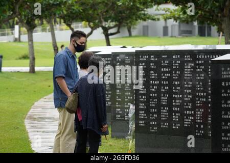 Itoman, Japan. Juni 2021. Lokale Familien beten vor dem Denkmal "Cornerstone of Peace" und erinnern an ihre verstorbenen Angehörigen und die Opfer der Schlacht von Okinawa.Okinawa feiert den 76. Jahrestag des Endes einer großen Bodenschlacht im Weltkrieg 2, bei der über 200,000 Menschen getötet wurden, darunter eine große Anzahl lokaler Zivilisten. (Foto: Jinhee Lee/SOPA Images/Sipa USA) Quelle: SIPA USA/Alamy Live News Stockfoto