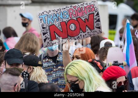 London, Großbritannien. Juni 2021. Tausende von Menschen versammeln sich, um an einem Londoner Trans+ Pride march teilzunehmen. Kredit: Mark Kerrison/Alamy Stockfoto