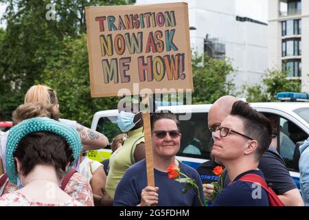 London, Großbritannien. Juni 2021. Tausende von Menschen versammeln sich, um an einem Londoner Trans+ Pride march teilzunehmen. Kredit: Mark Kerrison/Alamy Stockfoto