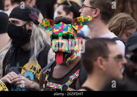 London, Großbritannien. Juni 2021. Tausende von Menschen versammeln sich, um an einem Londoner Trans+ Pride march teilzunehmen. Kredit: Mark Kerrison/Alamy Stockfoto