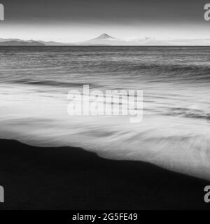 Sonnenuntergang Blick auf den Berg Fuji vom Strand, Shizuoka Präfektur, Japan Stockfoto