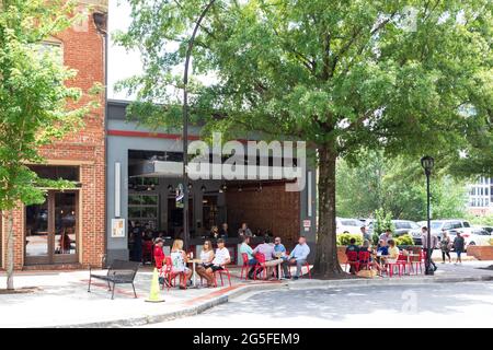 GREENVILLE, SC, USA-23 JUNE 2021: Mark's Grill, an der Main Street, zeigt Gäste an Tischen auf dem Bürgersteig, Passanten auf dem Bürgersteig. Stockfoto