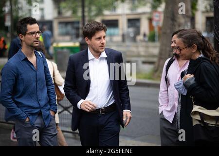Paris, Frankreich. Juni 2021. Julien Bayou, Staatssekretär und Kandidat für die Regionalwahl des EELV für die Präsidentschaft der Region Ile-de-France, trifft während der zweiten Runde der französischen Regionalwahlen am 27. Juni 2021 ein, um in einem Wahllokal in Paris zu wählen. Foto von Raphael Lafargue/ABACAPRESS.COM Quelle: Abaca Press/Alamy Live News Stockfoto