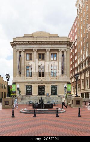 GREENVILLE, SC, USA-23 JUNE 2021: Vertikales Bild des historischen Gerichtsgebäudes, an dem Menschen vorbeigehen. Stockfoto