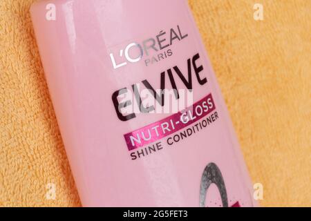 L'Oreal Elvive Conditioner, Haarprodukt, rosa Flasche Stockfoto