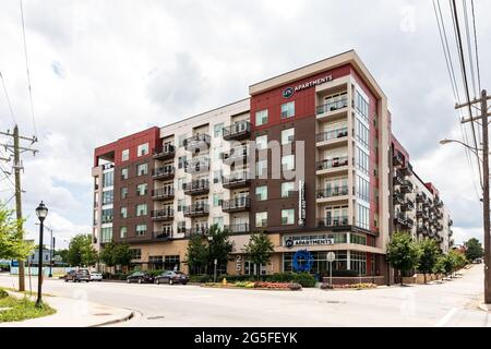 GREENVILLE, SC, USA-23 JUNE 2021: The Link Apartments, an der Kreuzung von Main St. und River St. Stockfoto