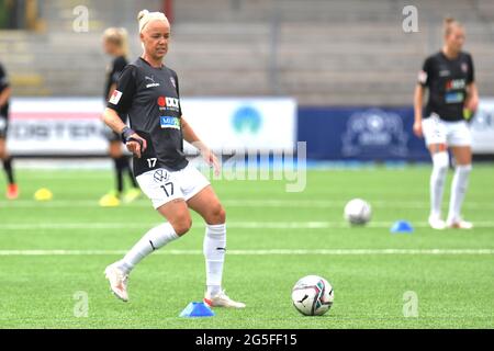 Malmö, Schweden. Juni 2021. Caroline Seger (17 FC Rosengard) beim Aufwärmen vor dem Spiel in der Schwedischen Liga OBOS Damallsvenskan am 27 2021. Juni zwischen Rosengard und Hacken bei Malmo IP in Malmo, Schweden Credit: SPP Sport Press Photo. /Alamy Live News Stockfoto