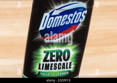 Flasche Domestos Null Kalkablagerungen Bleichmittel, Reinigungsmittel in schwarzer Flasche Stockfoto