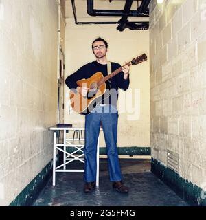 James Mercer Musiker und Lead-Sänger der Shins, fotografiert backstage an der Borderline, 12. Februar 2003 , London England. Stockfoto