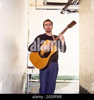 James Mercer Musiker und Lead-Sänger der Shins, fotografiert backstage an der Borderline, 12. Februar 2003 , London England. Stockfoto