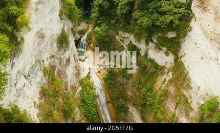 Luftaufnahme von Dao Wasserfälle in einem Berg Schlucht in den tropischen Dschungel, Philippinen, Cebu. Wasserfall in den tropischen Regenwald. Stockfoto