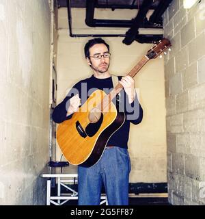 James Mercer Musiker und Lead-Sänger der Shins, fotografiert backstage an der Borderline, 12. Februar 2003 , London England. Stockfoto