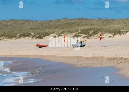 Mit Blick über Constantine Bay an der Nordküste von Cornwall zum RNLI-Truck Stockfoto