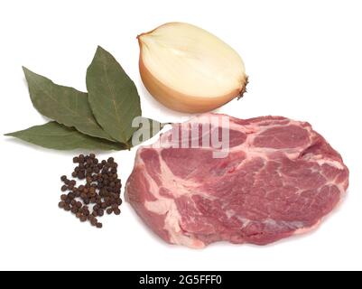 Rohes Schweinefleisch mit schwarzem Pfeffer, Zwiebeln und Lorbeerblättern auf weißem Hintergrund Stockfoto