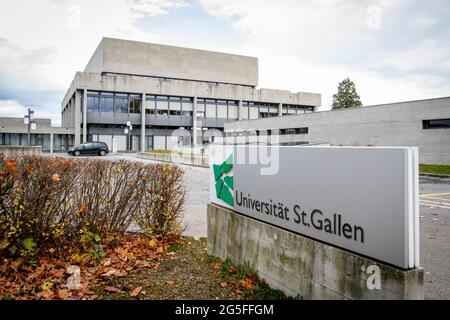 Die Universität St. Gallen. Sie ist eine der weltweit führenden Universitäten für Finanzen und Wirtschaft und erweitert nun den Campus um 3000 weitere Studenten. Vor der Erweiterung besteht der Campus aus dem brutalistischen Hauptgebäude von Walter M. Förderer, Rolf Georg Otto und Hans Zwimpfer aus den 1960er Jahren sowie der Bibliothek und dem Weiterbildungszentrum, die wenige Jahrzehnte später von Bruno Gerosa entworfen wurden Stockfoto